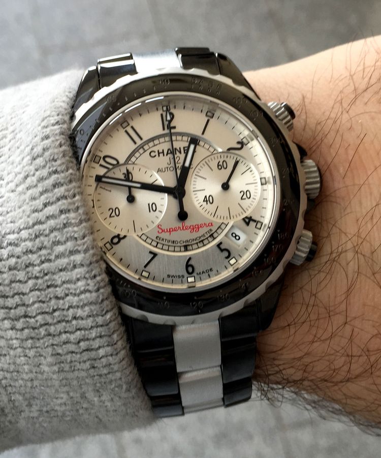 Chanel Superleggera Uhr getragen am Handgelenk