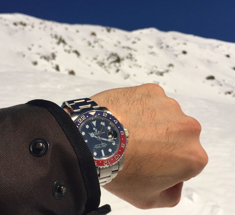 Rolex GMT 116719BLRO Blau-Rot Pepsi getragen im Schnee