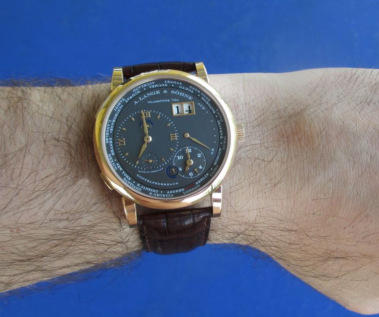 A. Lange und Söhne Lange 1 Zeitzone Rosegold graues Zifferblatt Wristshot