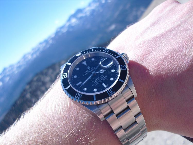 Rolex Submariner Stahl mit schwarzem Zifferblatt Wristshot