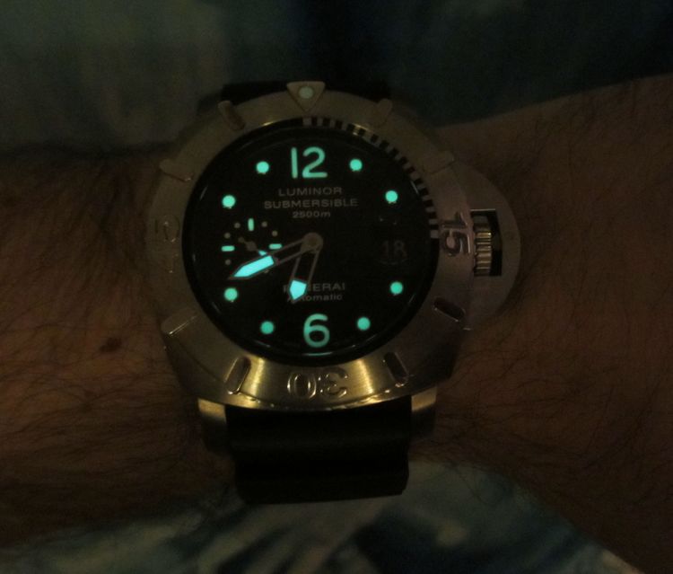 Die Leuchtziffern bei Nacht einer Panerai PAM 285