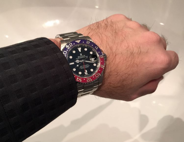 Rolex GMT Master II 116719BLRO Pepsi am Handgelenk.