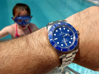 Wristshot einer blauen Rolex Submariner 116619LB Taucheruhr