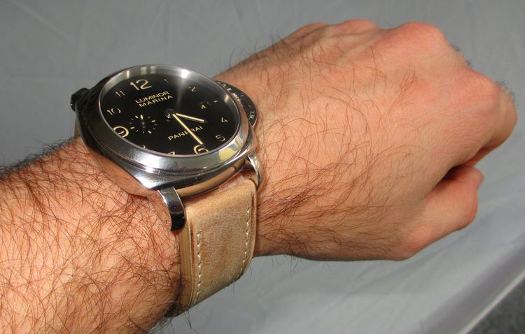 Panerai 359 mit beigem Armband am Handgelenk