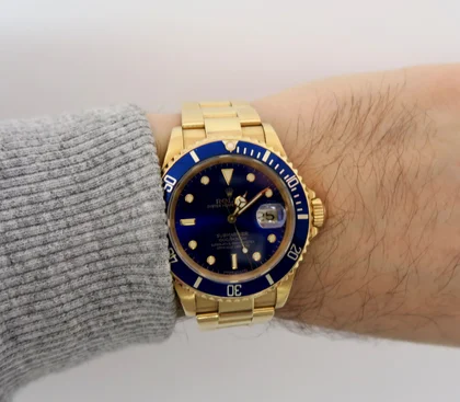 Goldene Rolexuhr mit blauem Zifferblatt