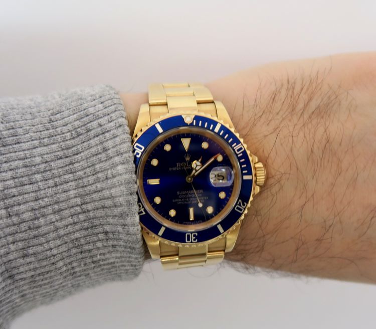 Goldene Rolexuhr mit blauem Zifferblatt