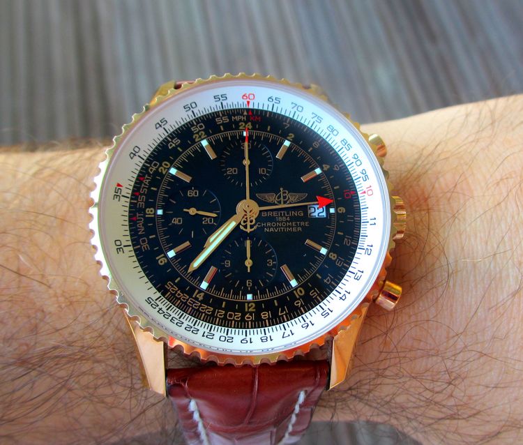 Wristshot einer Navitimer World Gold