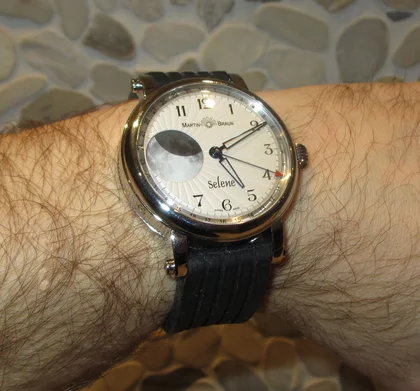 Martin Braun Selene Uhr mit hellem Zifferblatt