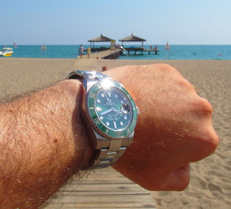 grüne Submariner Rolex Hulk getragen am Strand